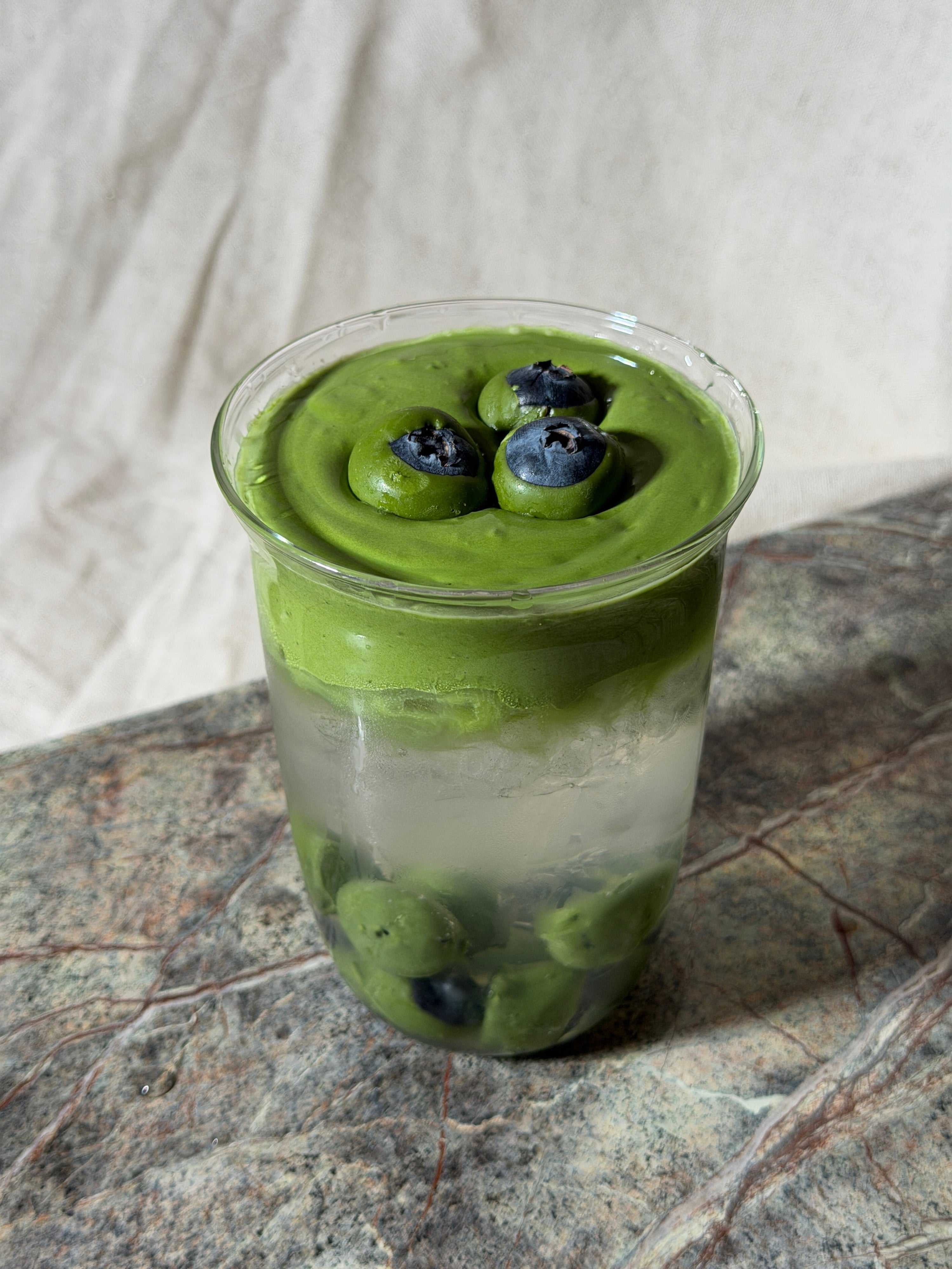 Kokosový Matcha cloud s čučoriedkami