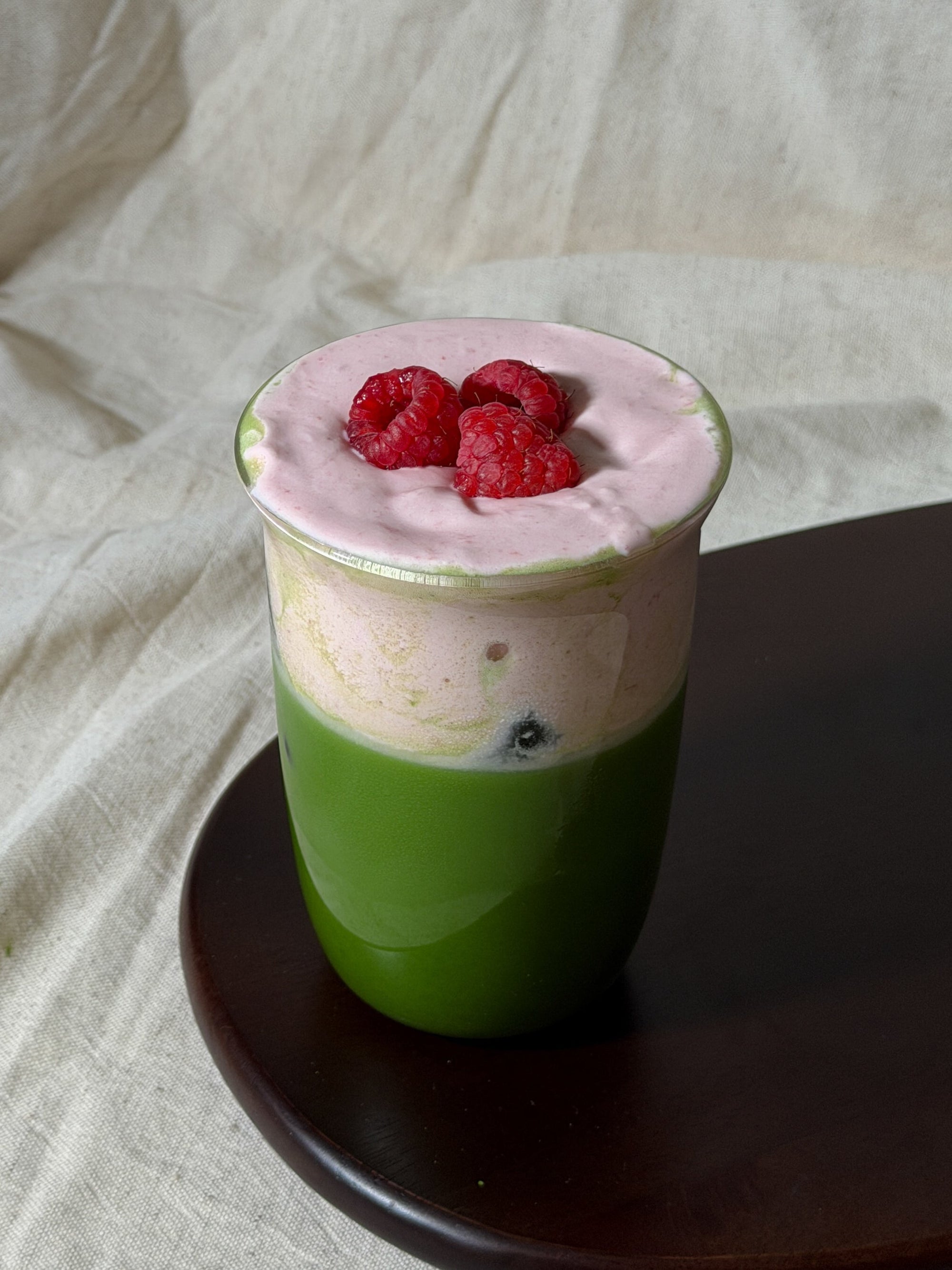 Malinový matcha cloud
